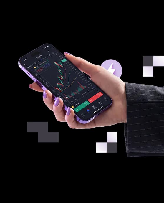 Trader reviewing an XAU/USD chart on a phone
